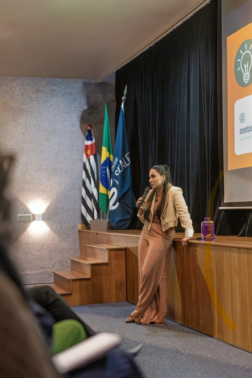 Fernanda palestrando no auditório