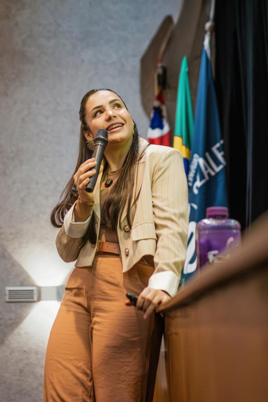 Fernanda em palestra