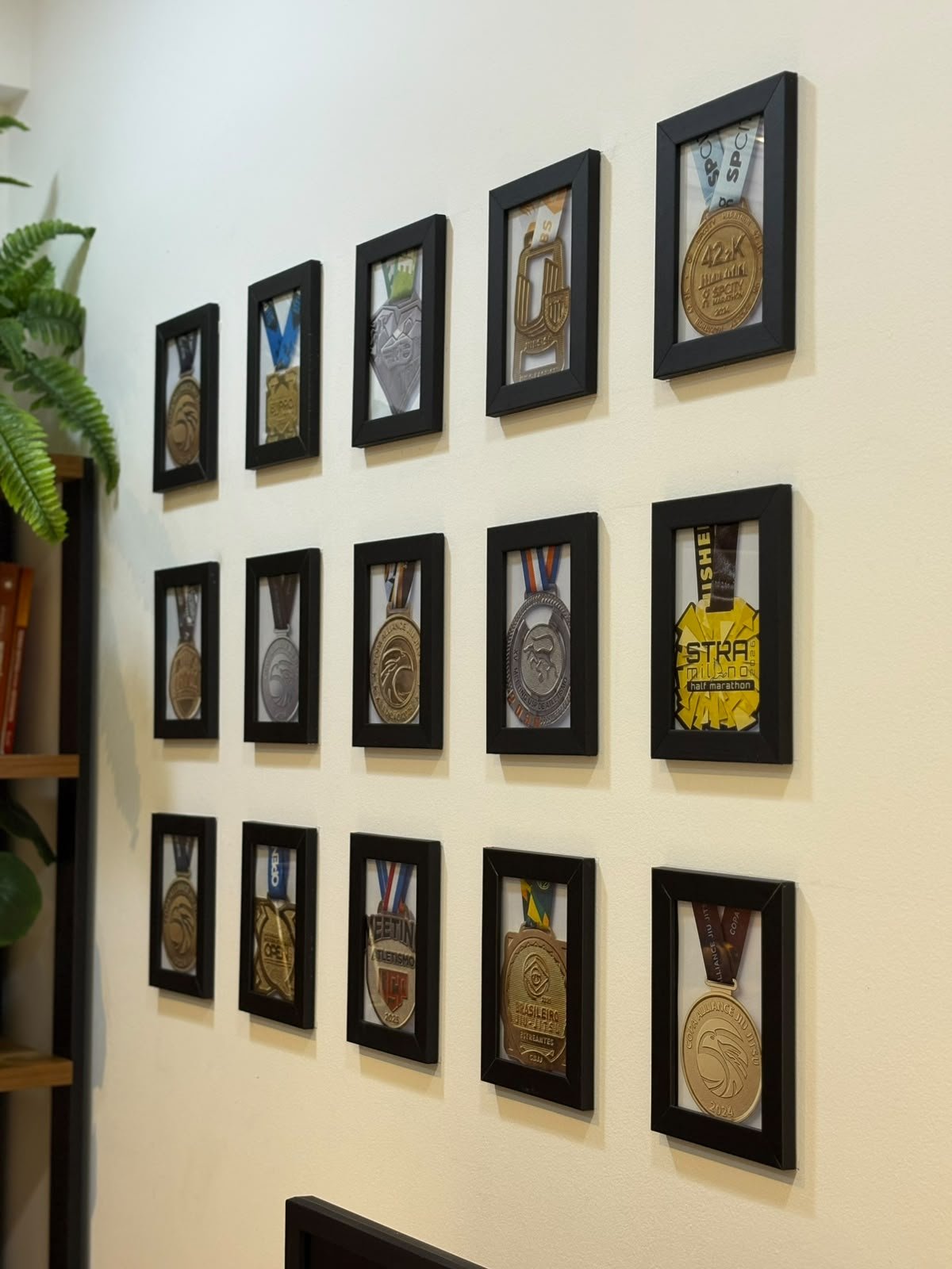 Parede de medalhas dos pacientes no consultório
